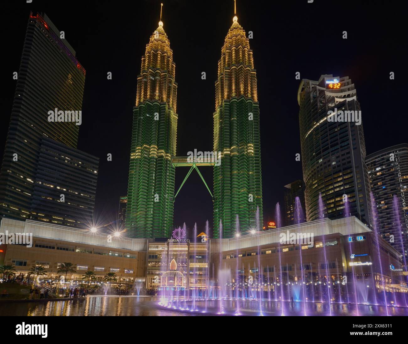Esplanade (Lake Symphony) im KLCC Park, vor Suria KLCC, Kuala Lumpur Malaysia, ein 6-stöckiges Einkaufszentrum am Fuße der Petronas Twin Towers Stockfoto