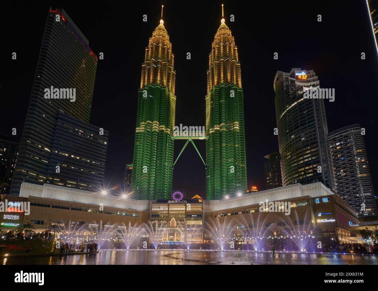 Esplanade (Lake Symphony) im KLCC Park, vor Suria KLCC, Kuala Lumpur Malaysia, ein 6-stöckiges Einkaufszentrum am Fuße der Petronas Twin Towers Stockfoto