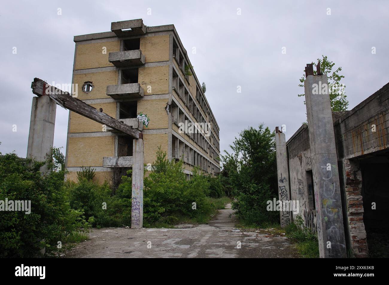 Schäden durch den Krieg im ehemaligen Jugoslawien in Tenja, Kroatien Stockfoto