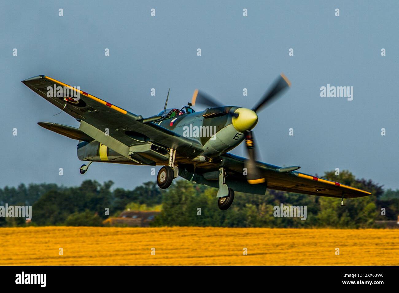 Supermarine Spitfire fliegt auf der Old Warden Shuttleworth Airshow Stockfoto