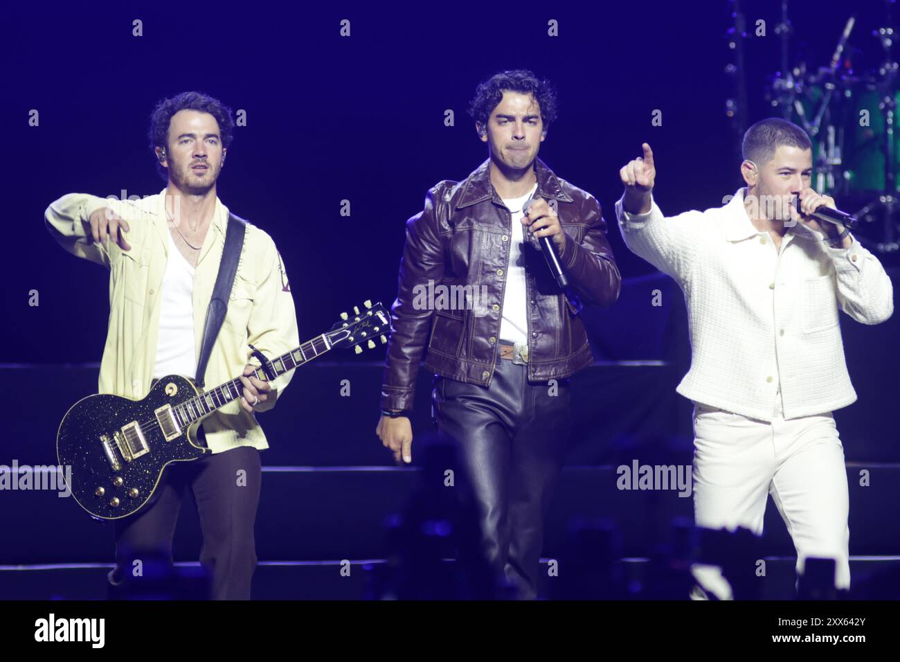 Mexiko-Stadt, Mexiko. August 2024. (L-R) Kevin Jonas, Joe Jonas und Nick Jonas, Mitglieder der amerikanischen Band Jonas Brothers, treten während der fünf Alben auf. One Night World Tour in Mexico City Arena in Mexico City, Mexiko, am 21. August 2024. (Foto: Ismael Rosas/Eyepix Group) (Foto: Eyepix/NurPhoto) Credit: NurPhoto SRL/Alamy Live News Stockfoto