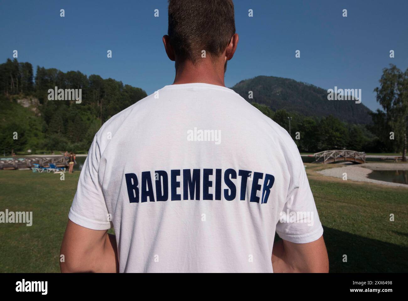 Poolwart und Sportwart am Arbeitsplatz Poolwart und Sportbegleiter Stockfoto