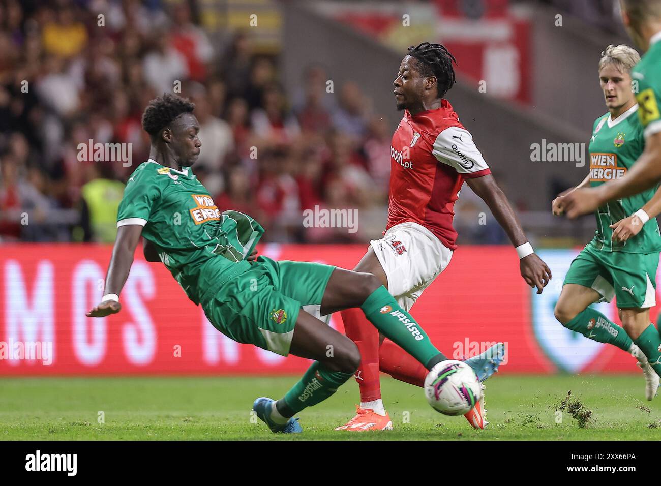 Braga, Portugal. August 2024. Braga, 22./08/2024 - Sporting Clube de Braga war heute Nachmittag Gastgeber des SK Rapid Wien im Estádio Municipal de Braga im ersten Leg der UEFA Europa League Playoffs 2024/2025. Arrey-Mbi (Miguel Pereira) Credit: Atlantico Press/Alamy Live News Stockfoto