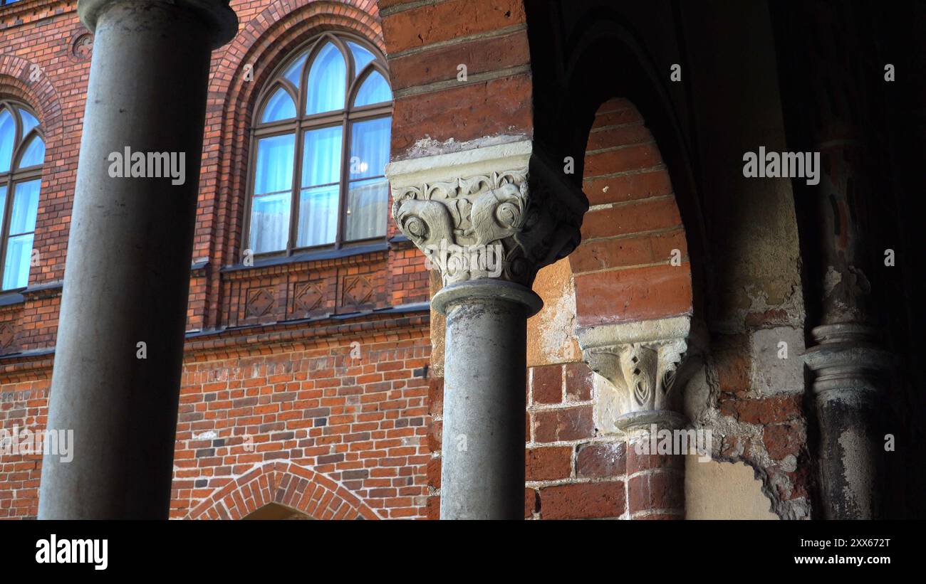 Die architektonischen Elemente des Rigaer Doms haben eine rote Backsteinfassade. Dieses bemerkenswerte Gebäude, bekannt als Rigaer Dom in Lettland, verbindet Romanesqu Stockfoto