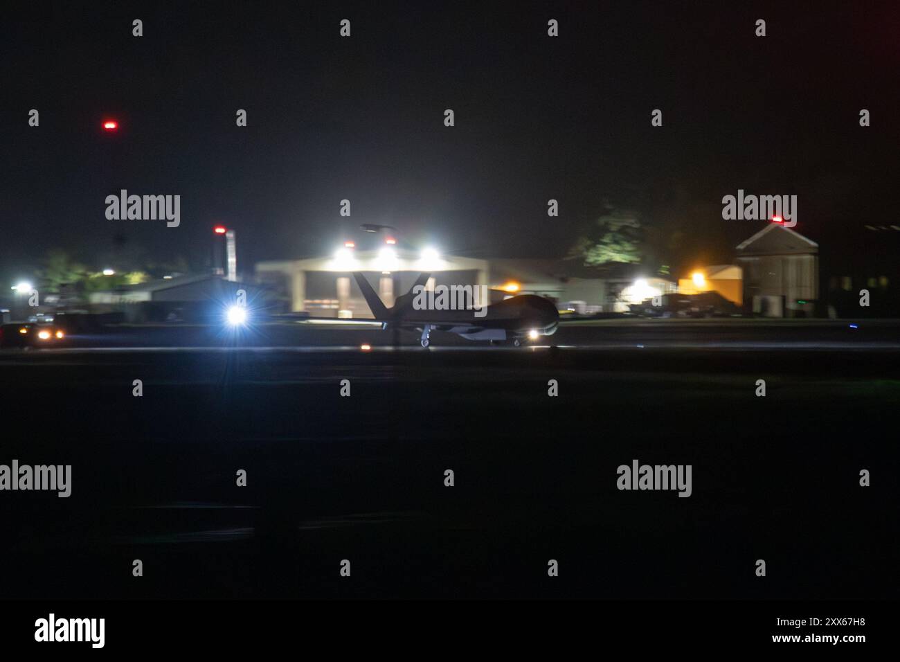 Die Drohne der US Air Force RQ-4 landet nach 23-stündiger Mission an der russischen Grenze zum ersten Mal in Großbritannien. FORTE12 RQ4 11-2046 Stockfoto