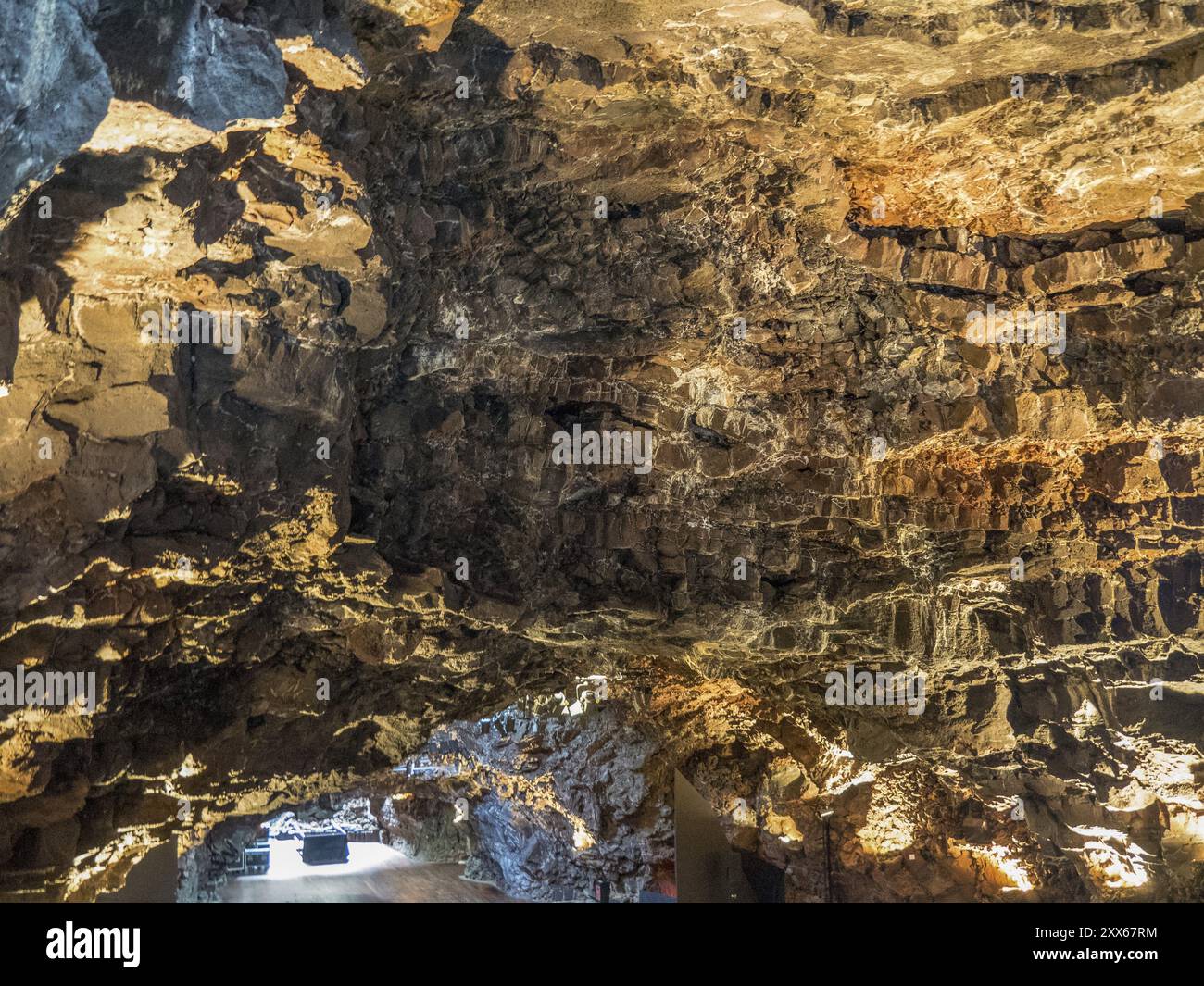 Innenansicht einer natürlichen Höhle mit beeindruckenden Felsformationen und dezenter Beleuchtung, lanzarote, Kanarische Inseln, Spanien, Europa Stockfoto