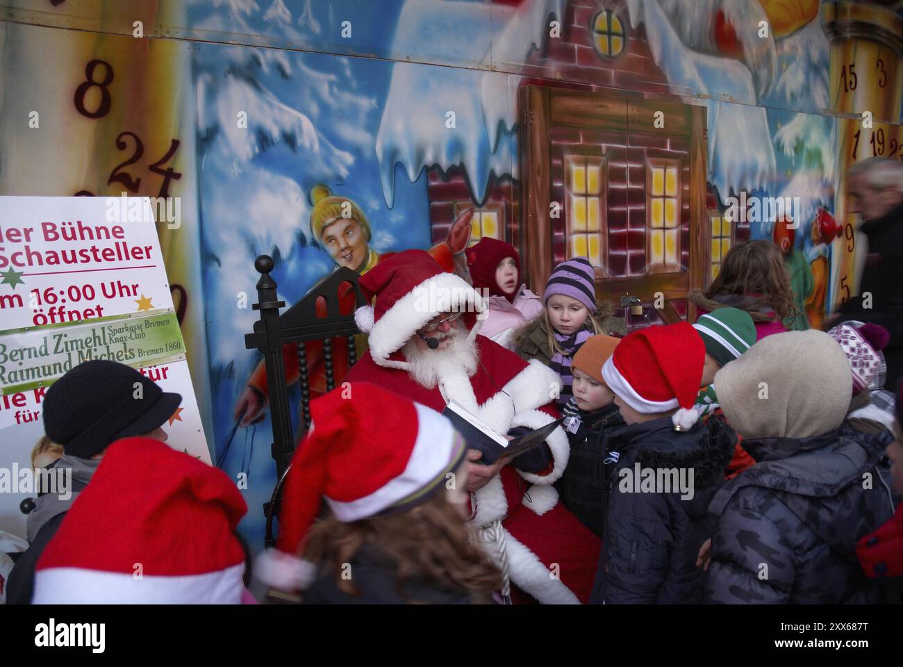 Bremen, Weihnachtsmarkt, Weihnachtsmann liest Kinder vor Stockfoto