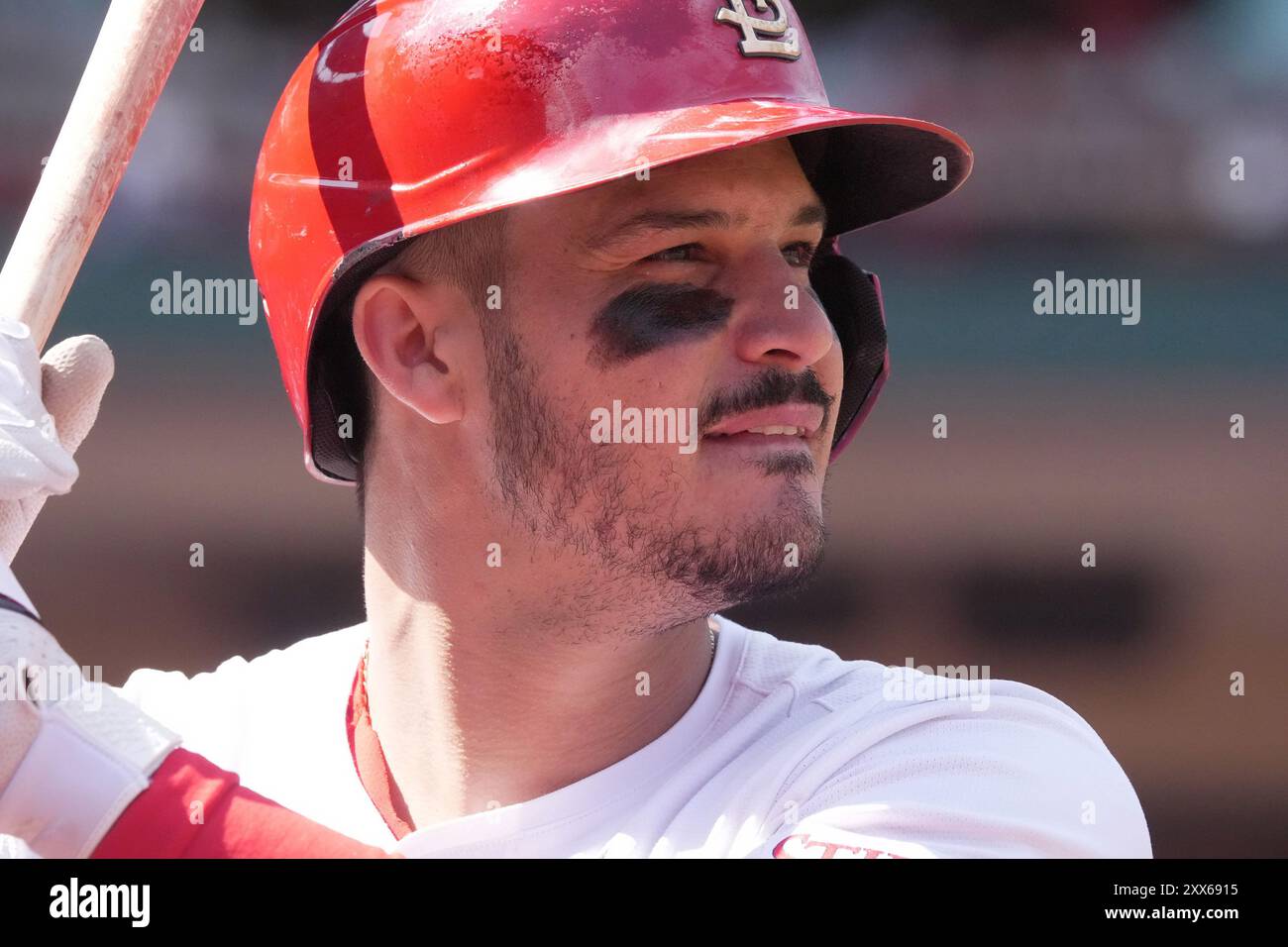 St. Louis, Usa. August 2024. St. Louis Cardinals Nolan Arenado wartet im sechsten Inning im Busch Stadium in St. Louis am Donnerstag, den 22. August 2024, im Kreis an Deck gegen die Milwaukee Brewers. Foto: Bill Greenblatt/UPI Credit: UPI/Alamy Live News Stockfoto