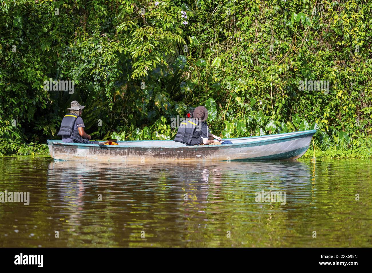 Touristen erkunden den Fluss im Regenwald mit dem Boot, dichte Vegetation, Tortuguero Nationalpark, Costa Rica, Mittelamerika Stockfoto