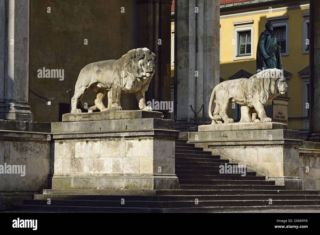 Europa, Deutschland, Bayern, München, Odeonsplatz, Feldherrnhalle, Baujahr 1841, Löwenfiguren auf der Treppe, Europa Stockfoto