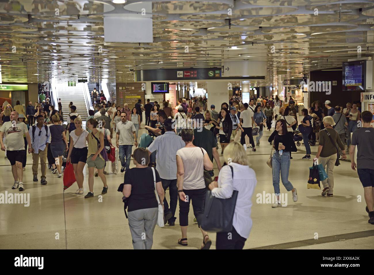 Europa, Deutschland, Bayern, Stadt München, Stadtzentrum, Stachus-Karlsplatz, Untergeschoss, Zugang zu S-Bahn und U-Bahn, Service und Geschäfte, Europa Stockfoto