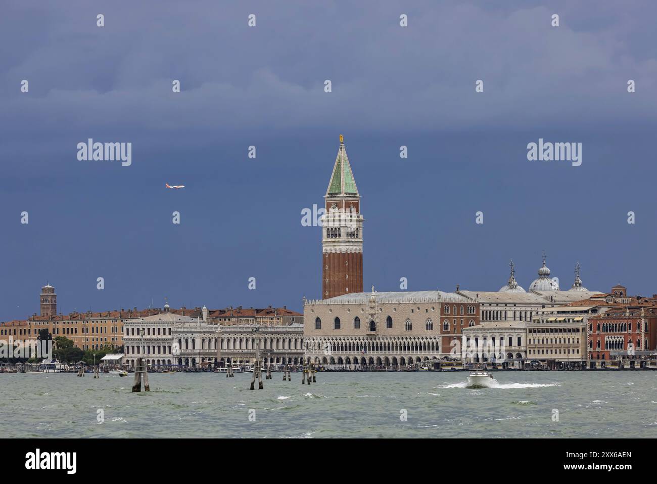 Stadtblick auf Venedig, Blick auf die Stadt vom Canale della Giudecca. Markusplatz, Markusdom, Markusdom, Markusdom, Markusdom, ca. Stockfoto