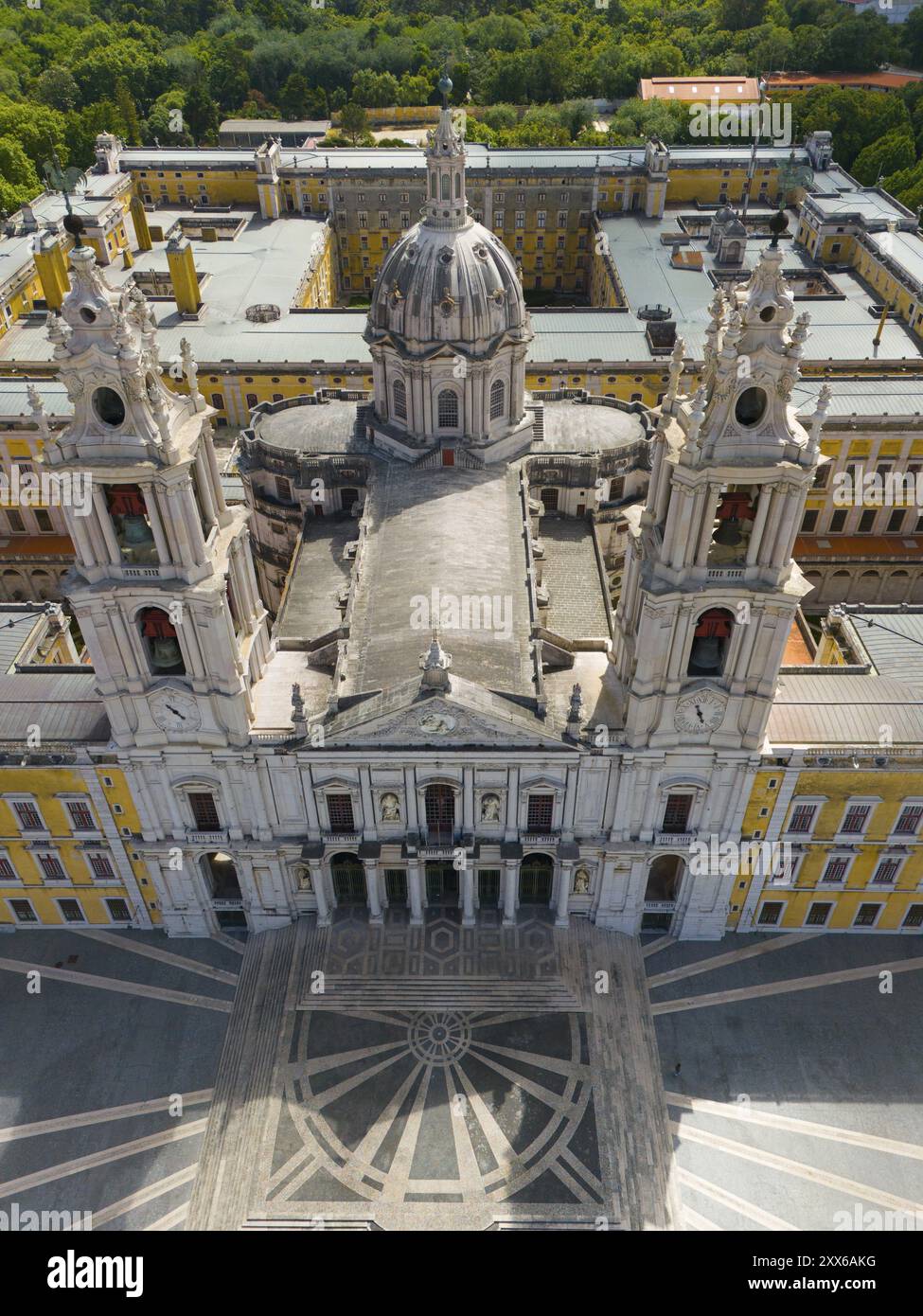 Aus der Vogelperspektive eines barocken Palastes mit zwei hohen Türmen und symmetrischer großer Fassade und markanter Treppe, aus der Vogelperspektive, Palast, Palacio Stockfoto