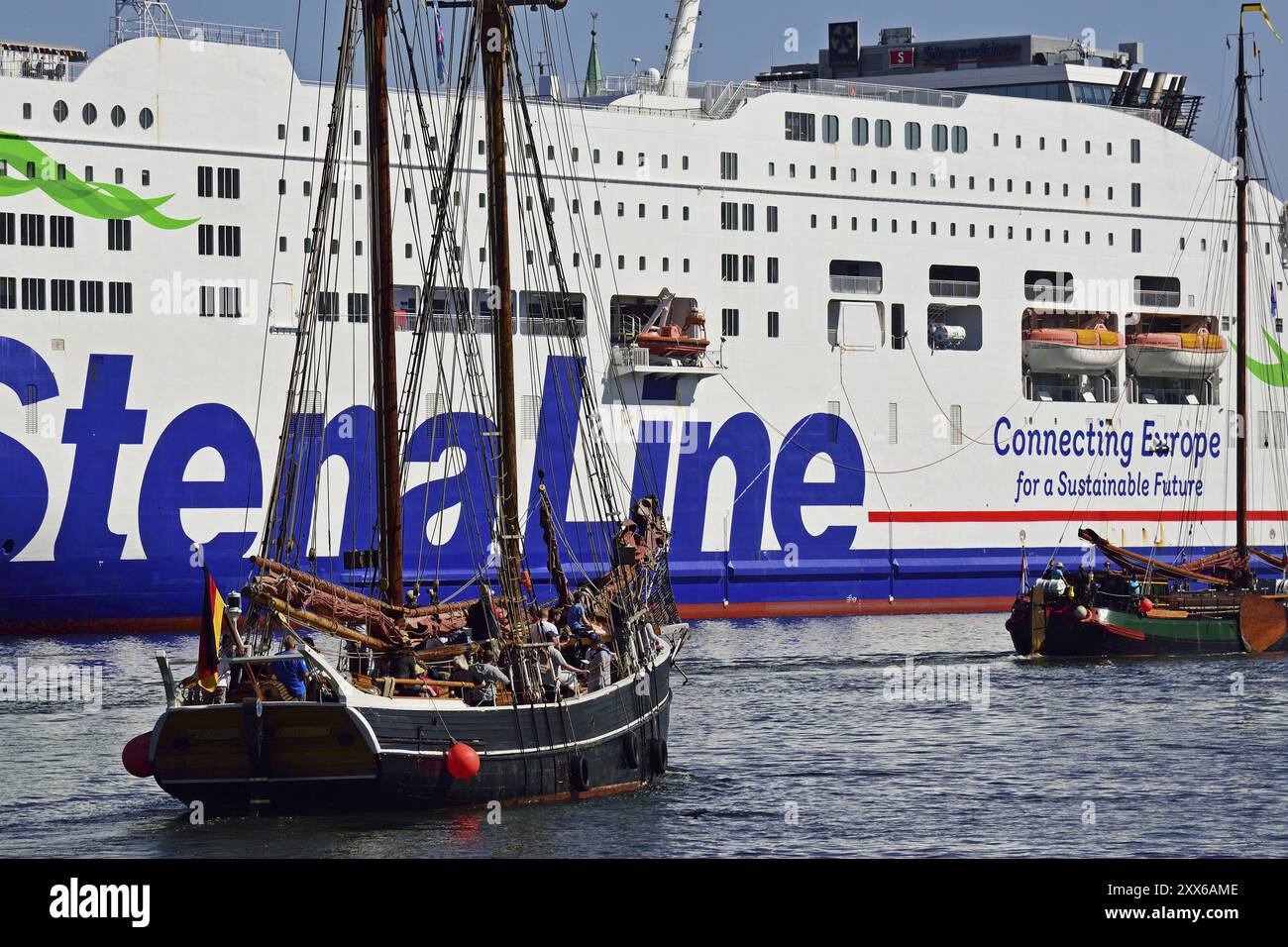 Europa, Deutschland, Schleswig-Holstein, Kiel, Landeshauptstadt, Ostsee, Hafen, windjammer in Segel, Stena Scandinavica am Kai, Europa Stockfoto