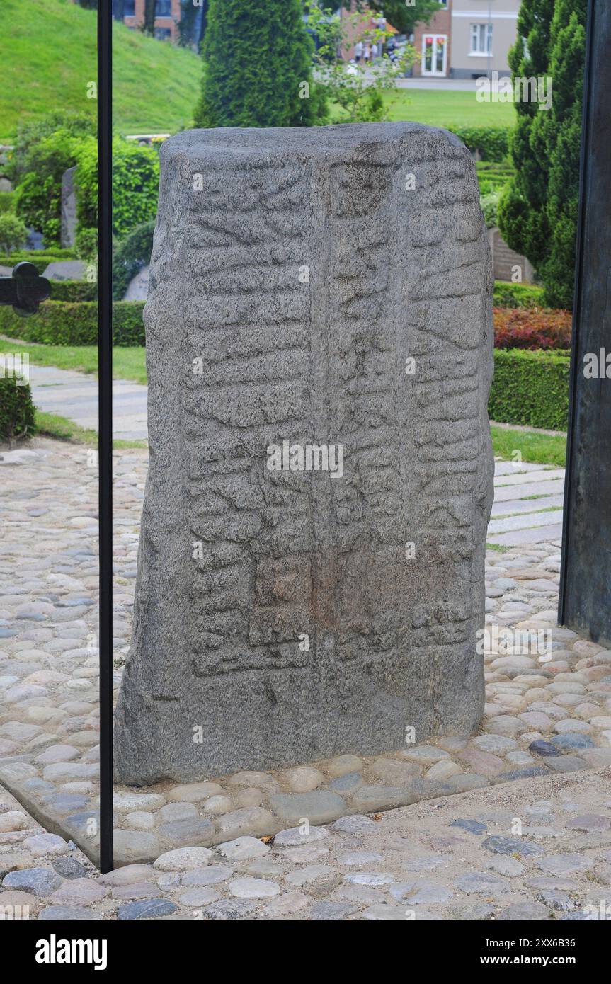 Geschnitzter Runenstein, 10. Jahrhundert, Weltkulturerbe, Jelling Stones, Jelling, Jütland, Dänemark, Skandinavien, Europa Stockfoto