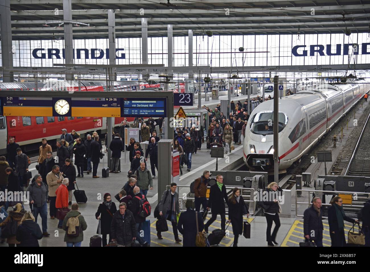 Europa, Deutschland, Bayer, München, Hauptbahnhof, Zugankunftshalle, Nahverkehr und Fernverkehr, ICE, Europa Stockfoto