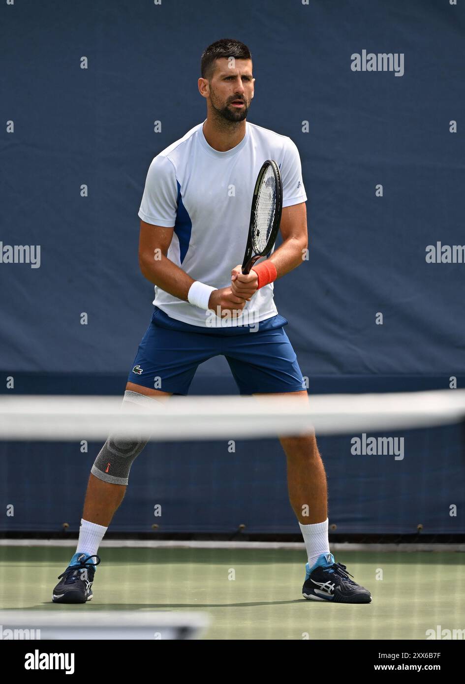 Flushing NY, USA. August 2024. Novak Djokovic wird am 22. August 2024 auf dem Übungsplatz im USTA Billie Jean King National Tennis Center in Flushing Queens gesehen. Quelle: Larry Marano © 2024/Alamy Live News Stockfoto