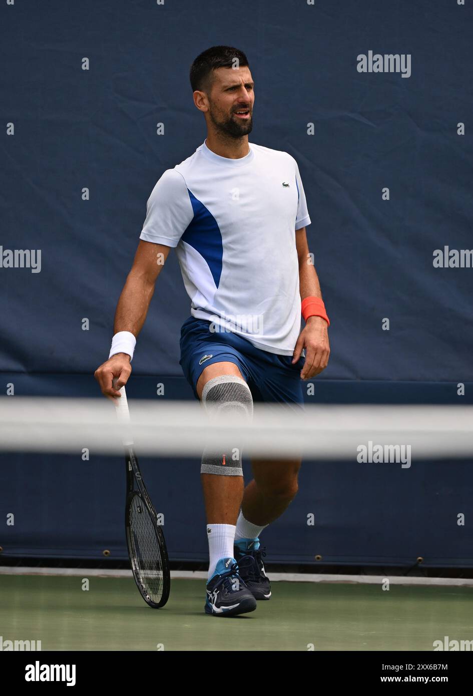 Flushing NY, USA. August 2024. Novak Djokovic wird am 22. August 2024 auf dem Übungsplatz im USTA Billie Jean King National Tennis Center in Flushing Queens gesehen. Quelle: Larry Marano © 2024/Alamy Live News Stockfoto