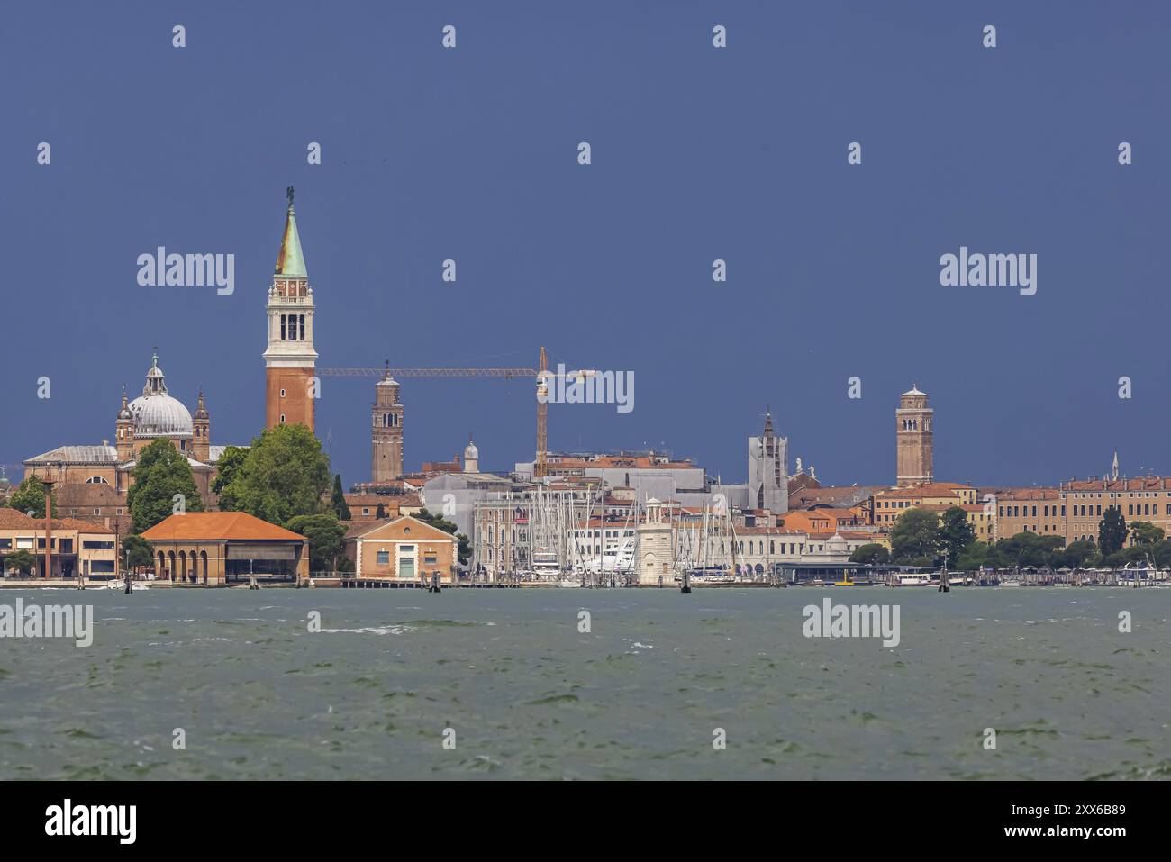 Blick auf Venedig, Blick vom Canale della Giudecca bis zur Kirche San Giorgio Maggiore (links). Venedig, Venedig, Italien, Europa Stockfoto
