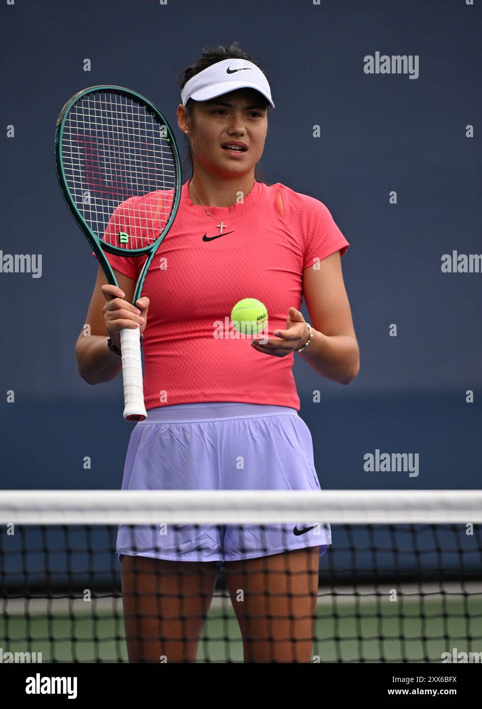 Flushing NY, USA. August 2024. Emma Raducanu wird am 22. August 2024 auf dem Übungsplatz des USTA Billie Jean King National Tennis Center in Flushing Queens gesehen. Quelle: Larry Marano © 2024/Alamy Live News Stockfoto