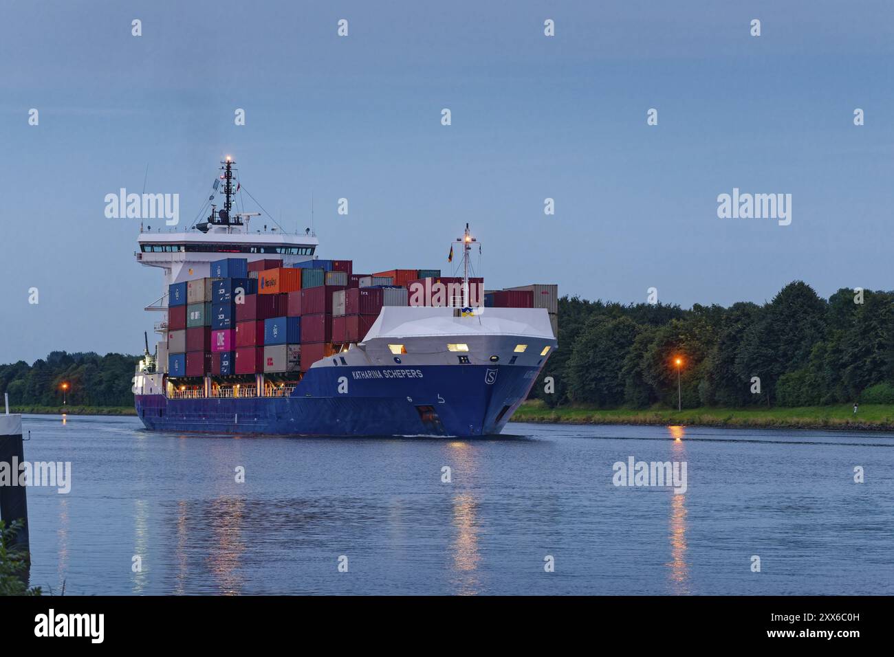 Der Containerfrachter Katharina Schepers fährt am späten Abend auf dem Kieler Kanal in Richtung Elbe. Sehestedt, Schleswig-Holstein, Deutschland, Europ Stockfoto