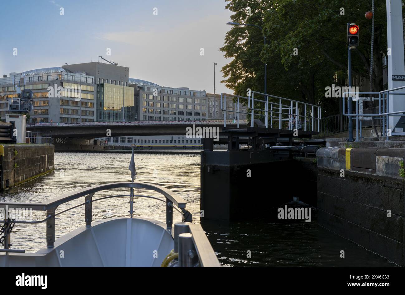 Bug eines Motorschiffes in der Schleuse Mühlendamm, Berlin, Deutschland, Europa Stockfoto