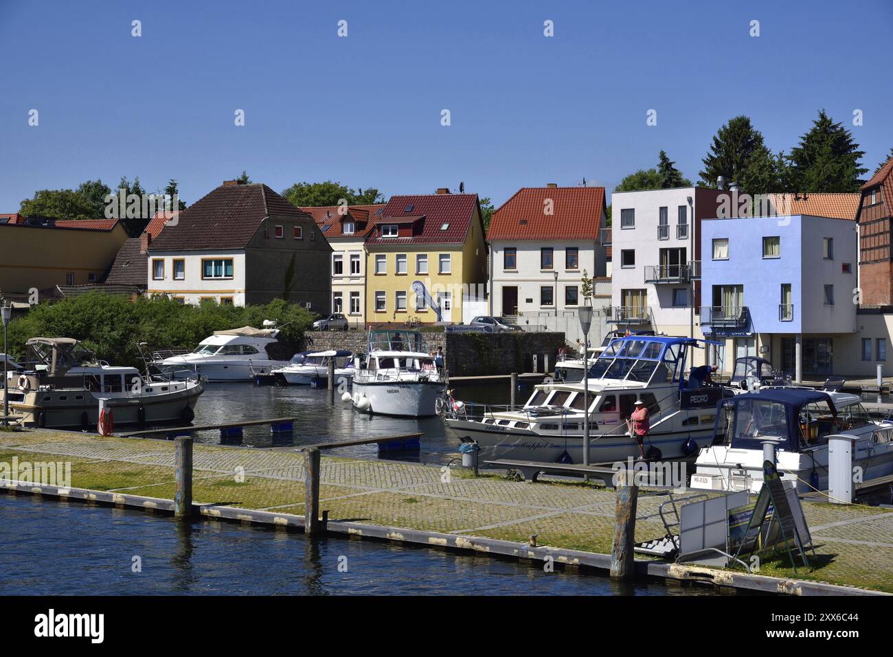 Europa, Deutschland, Mecklenburg-Vorpommern, Inselstadt Malchow, Malchow-See, kleiner Yachthafen, Malchow, Mecklenburg-Vorpommern, Deutschland, E Stockfoto