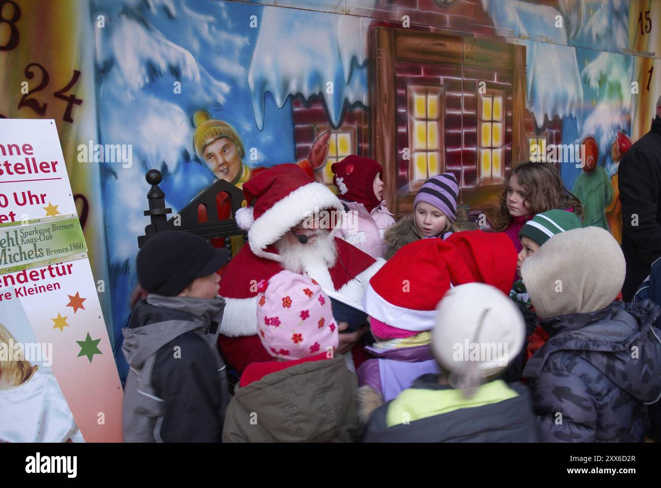 Bremen, Weihnachtsmarkt, Weihnachtsmann liest Kinder vor Stockfoto