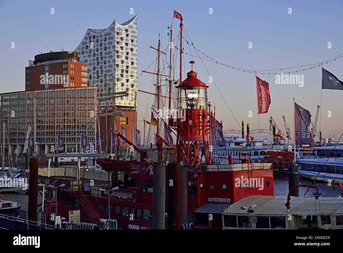 Europa, Deutschland, Hamburg, Elbe, Hafen, Elbphilharmonie, historisches Leuchtschiff, Restaurant, Blick auf Elbphilharmonie, Abendlicht, Europa Stockfoto