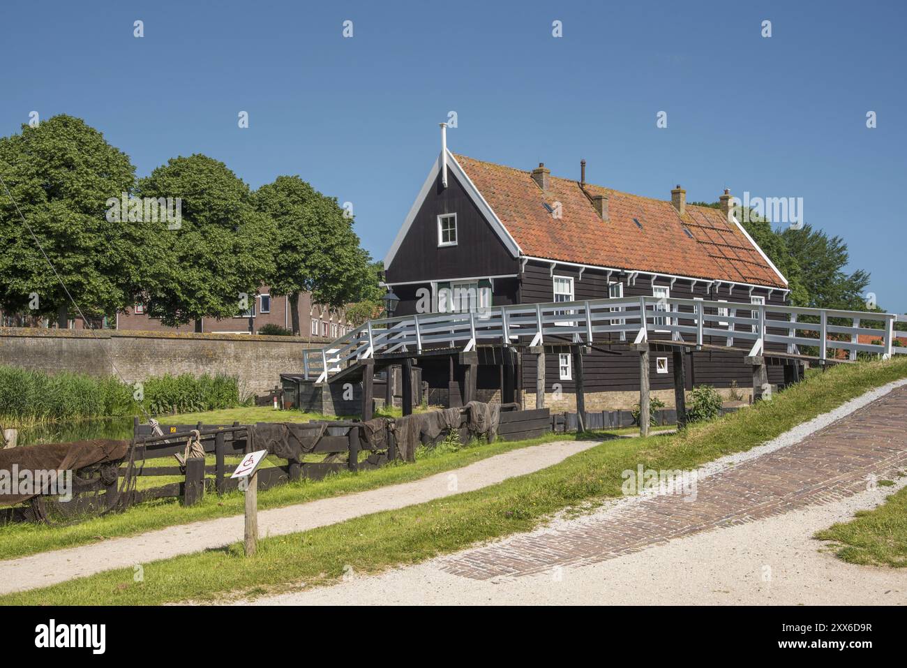 Enkhuizen, Niederlande, Juni 2022. Die alten Fischerhütten im Zuiderzee Museum in Enkhuizen Stockfoto