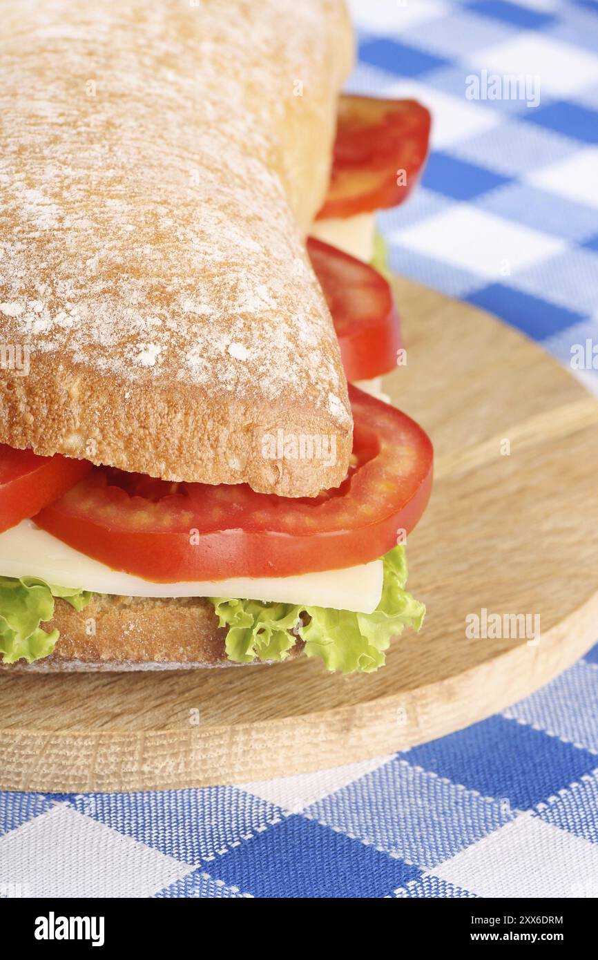 Nahaufnahme eines italienischen Panino (Sandwiches) mit frisch gebackenem Ciabatta-Brot, Salat, Käse und Tomaten, flacher DOF, selektiver Fokus Stockfoto