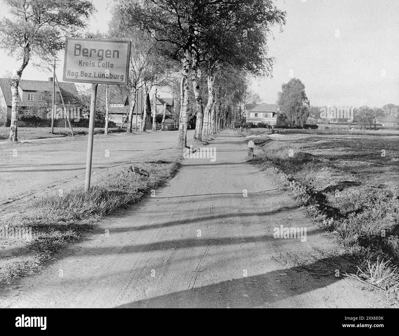 Das Straßenschild für das Dorf Bergen in Deutschland. Nur wenige Kilometer von diesem ruhigen und malerischen Ort entfernt lag das Konzentrationslager Bergen-Belsen, wo 50.000 Menschen starben. Die Lage des Lagers im Westen Deutschlands bedeutete, dass Tausende von Menschen dorthin geschickt wurden, als der Osten fiel. 18000 Menschen starben allein im März 1945, 10000 starben in den zwei Wochen nach der Befreiung. Sie starben eher an Krankheiten und Vernachlässigung als an systematischen Misshandlungen, wie sie anderswo zu beobachten waren. Stockfoto
