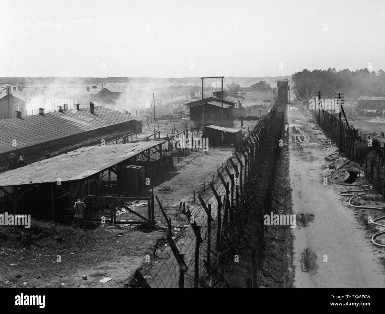 Von einem Wachturm aus ein Blick auf das Konzentrationslager Bergen-Belsen. Die Lage des Lagers im Westen Deutschlands bedeutete, dass Tausende von Menschen dorthin geschickt wurden, als der Osten fiel. 18000 Menschen starben allein im März 1945, 10000 starben in den zwei Wochen nach der Befreiung. Es gab dort 13000 unbegrabene Leichen, als die britischen und kanadischen Armeen ankamen. Stockfoto