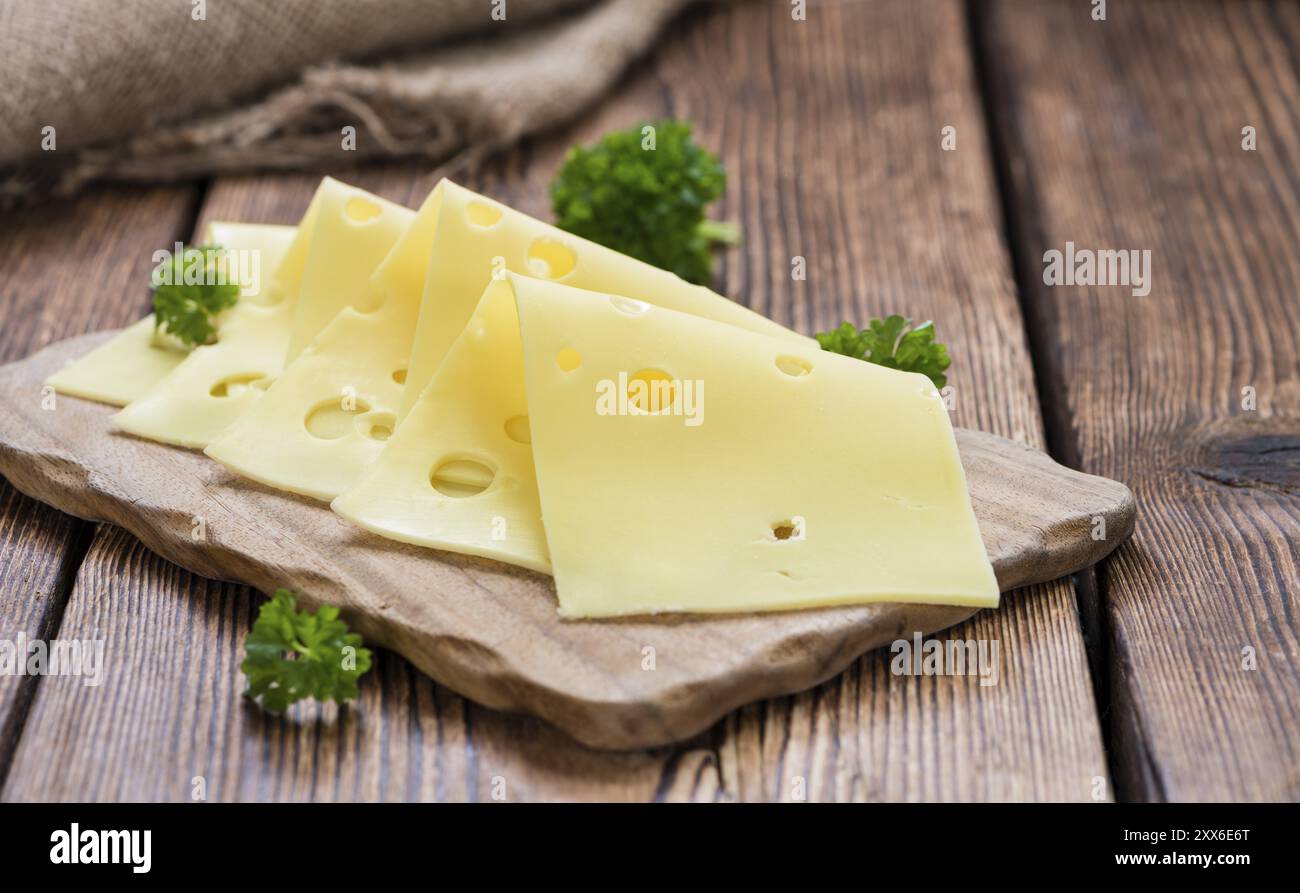 Scheiben Käse (close-up erschossen) auf Vintage Holz-Hintergrund Stockfoto