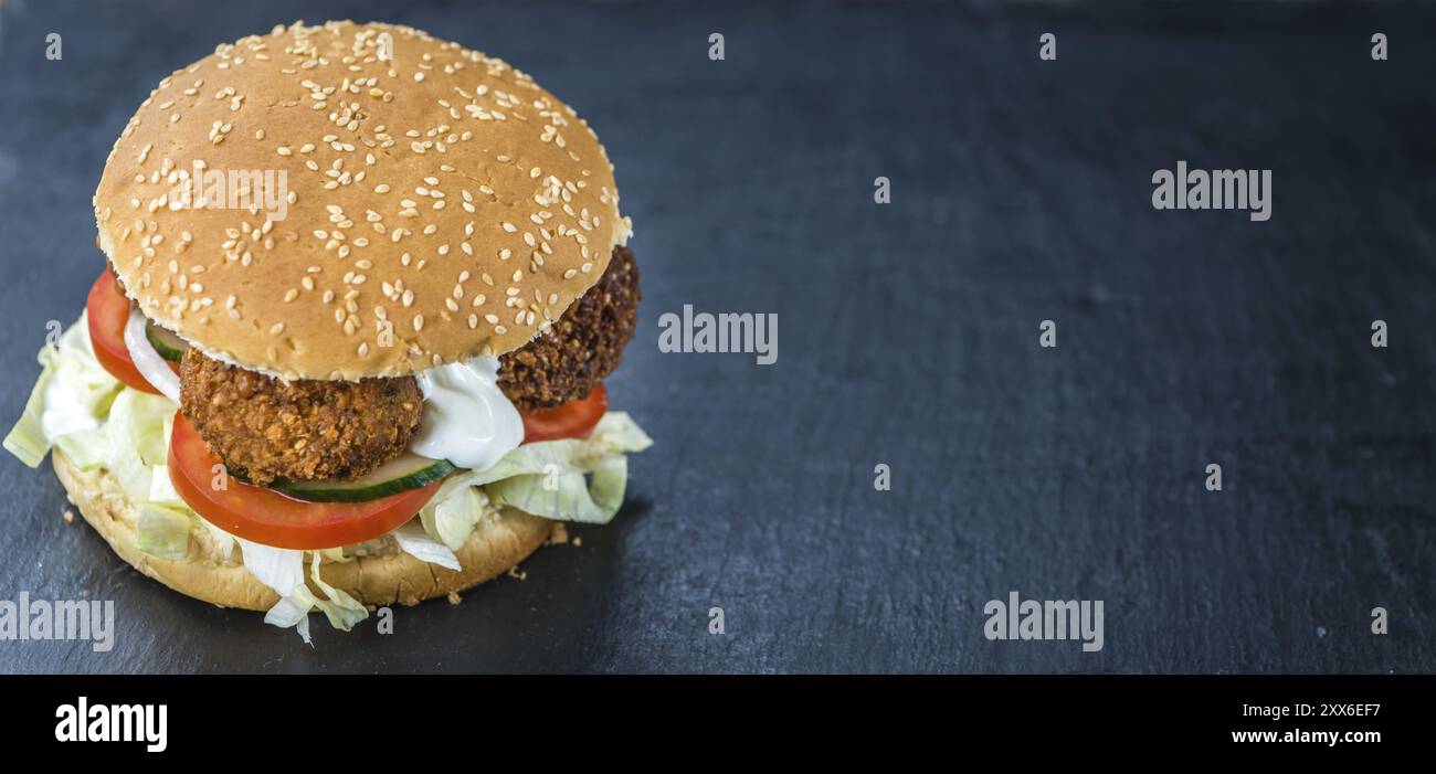 Hausgemachter Falafel Burger auf einer dunklen Schieferplatte (Nahaufnahme, selektiver Fokus) Stockfoto