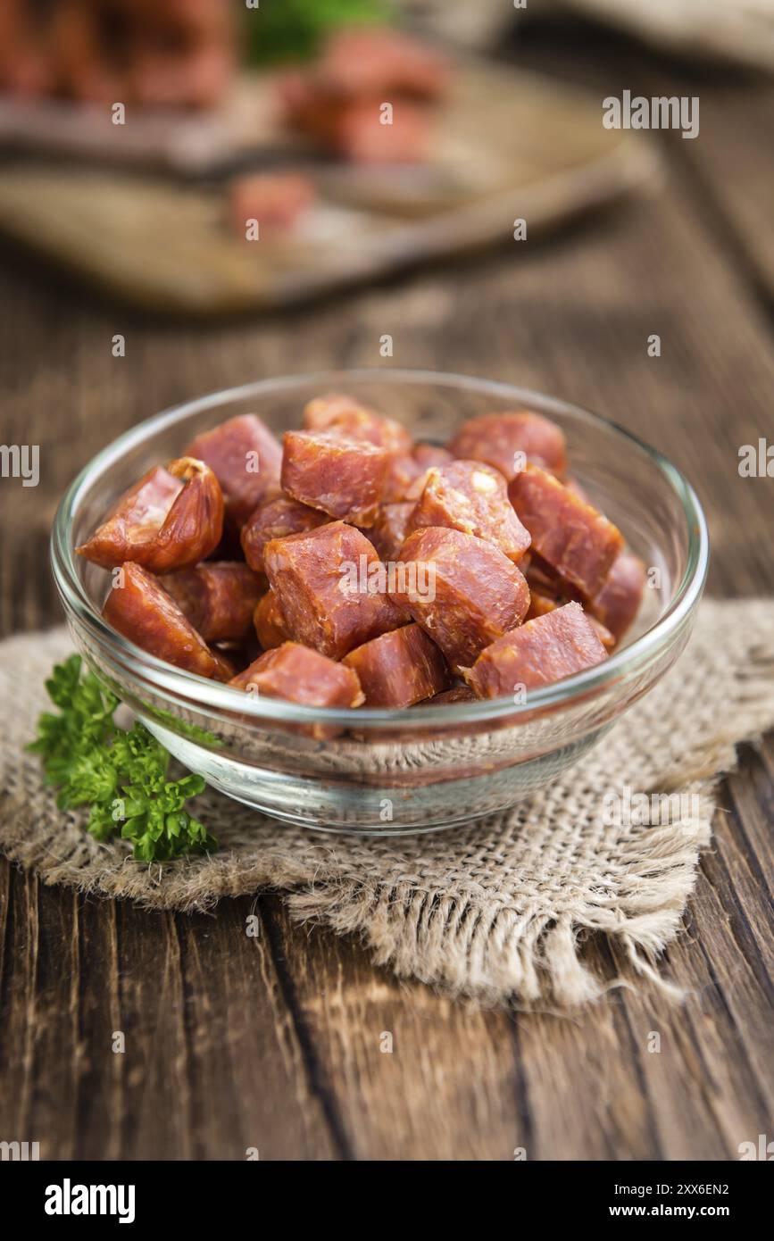 Deutsche Mettwurst (Chili aromatisiert) als Nahaufnahme (Tiefenschärfe) auf hölzernen Hintergrund Stockfoto