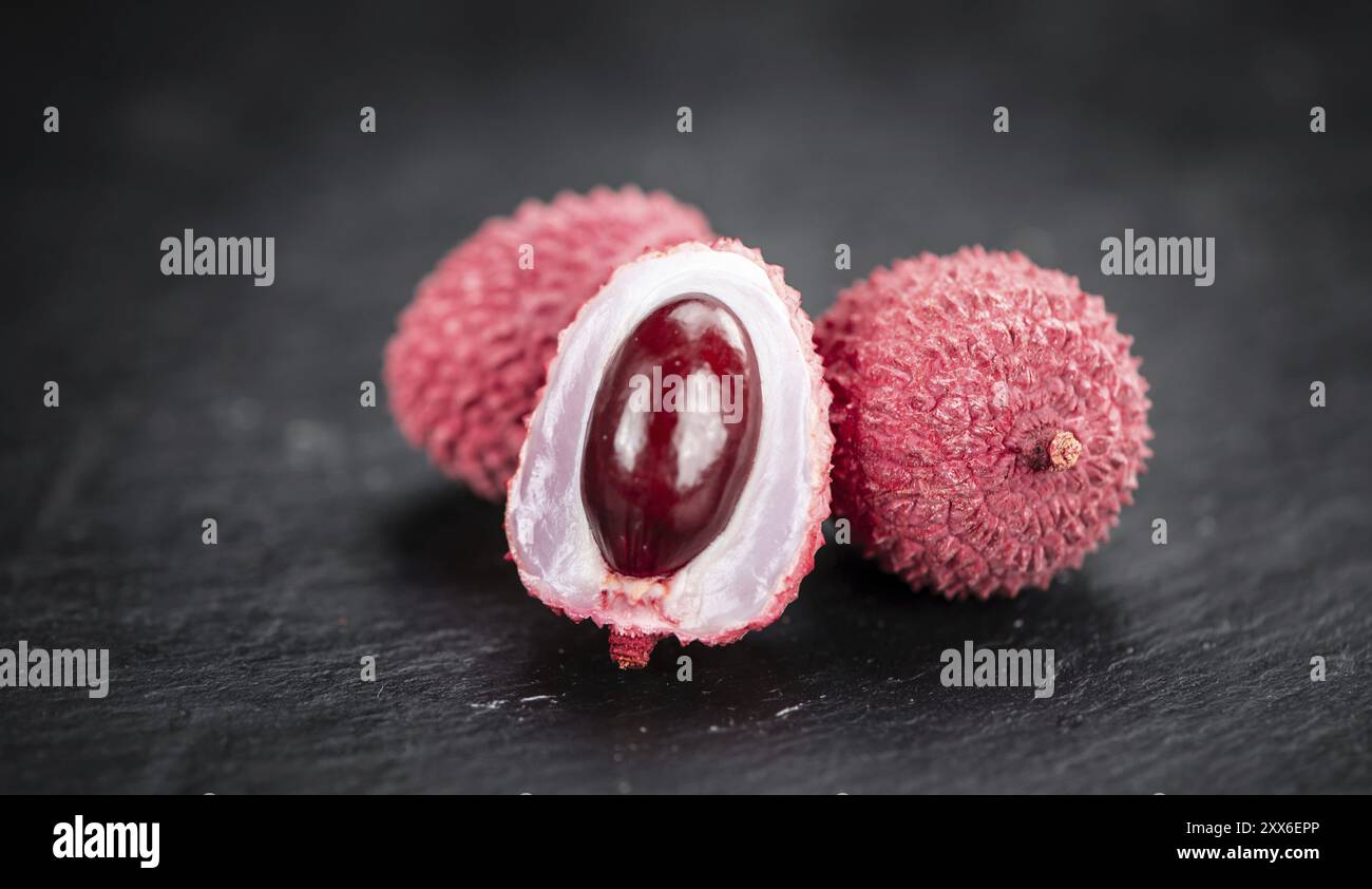 Portion frischer Litschi (Nahaufnahme, selektiver Fokus) Stockfoto