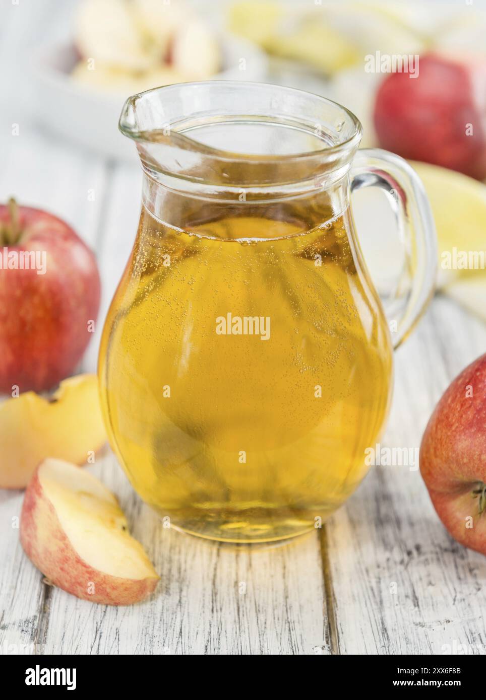 Apfelwein auf einem alten Holztisch als detaillierte Nahaufnahme (selektive Fokus) Stockfoto