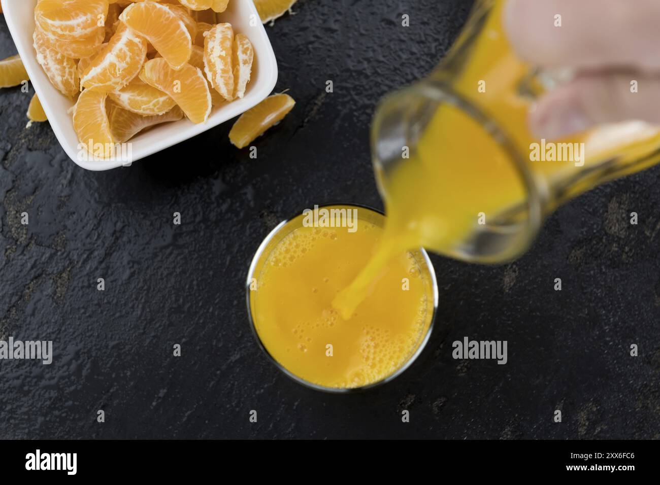 Portion frisch zubereiteter Mandarinensaft (Nahaufnahme, selektiver Fokus) Stockfoto
