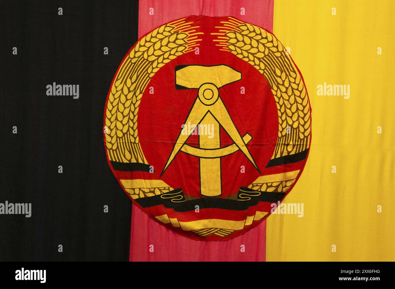 Nahaufnahme der ehemaligen ddr-ddr-deutschen Flagge in schwarzem Rotgold Stockfoto