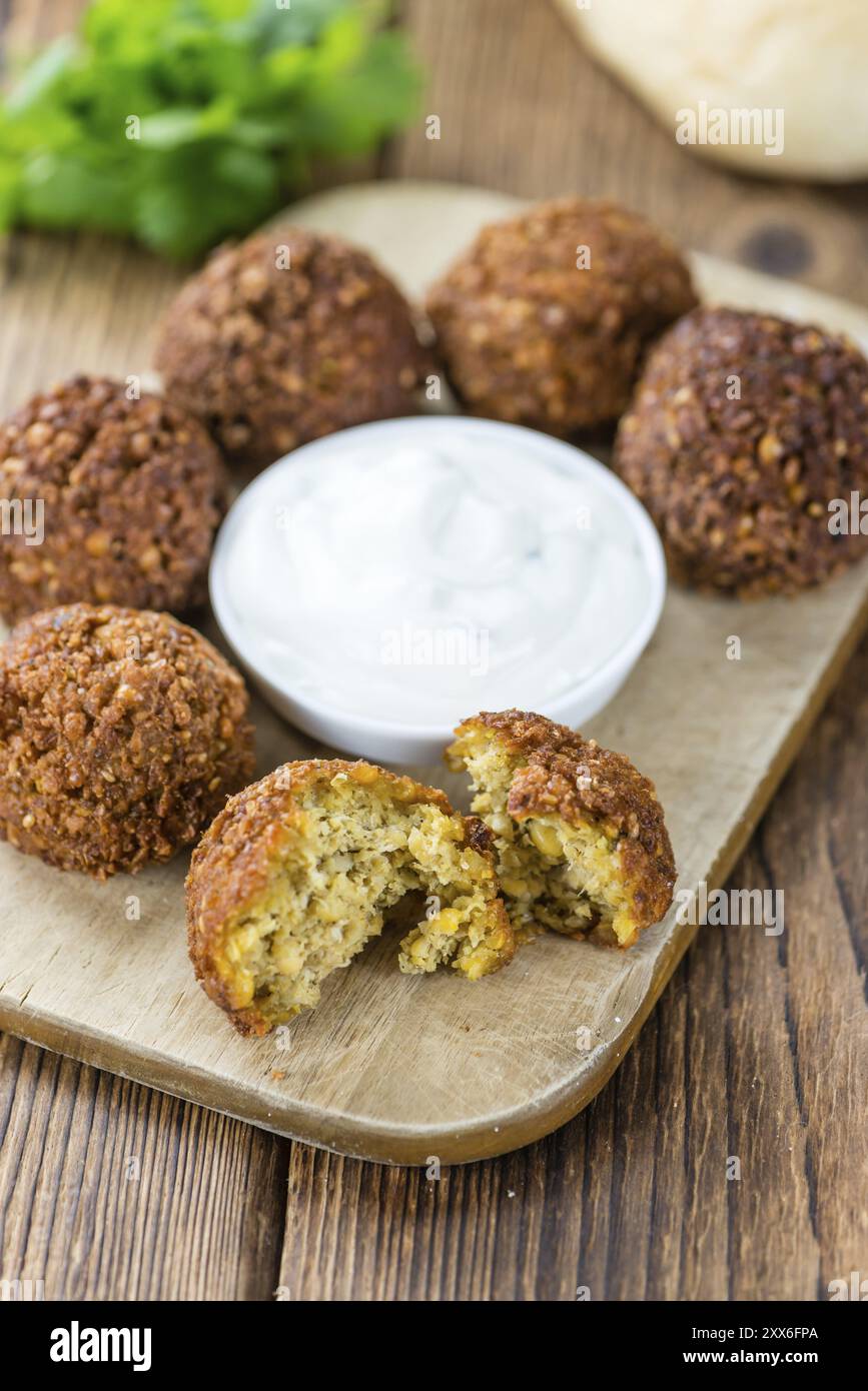 Teil der Falafel auf einem alten Holztisch (Nahaufnahme, selektiver Fokus) Stockfoto