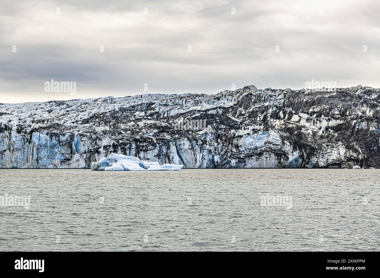 Die berühmte Jokulsarlon Gletscherlagune im östlichen Teil Islands bei bewölktem Wetter Stockfoto