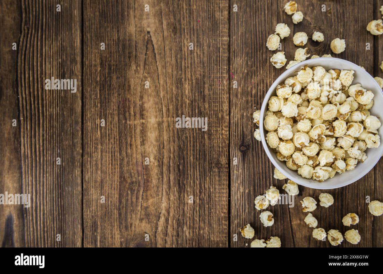 Einige hausgemachte Popcorn als detaillierte Nahaufnahme, selektiver Fokus Stockfoto