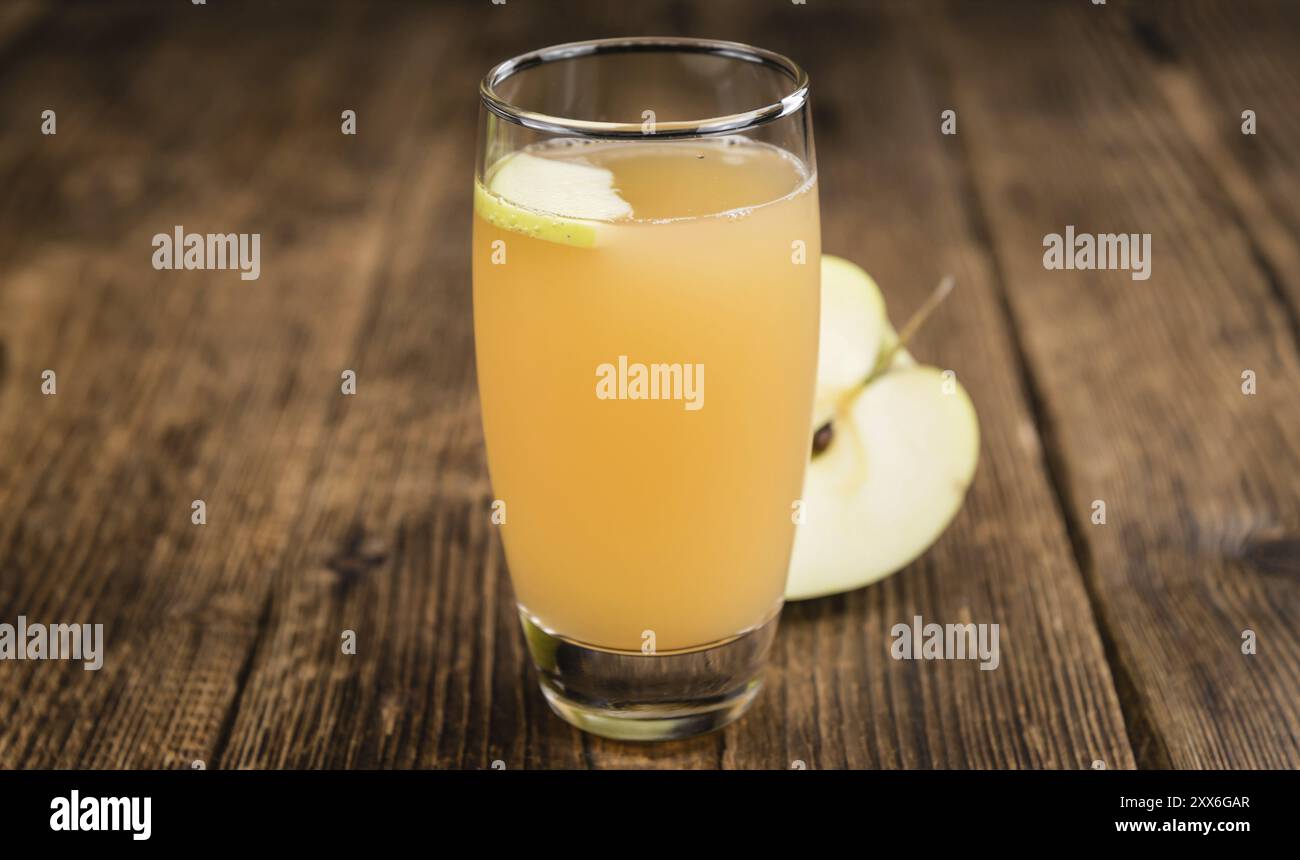 Apfelsaft auf einen vintage Hintergrund als detaillierte Nahaufnahme (selektive Fokus) Stockfoto