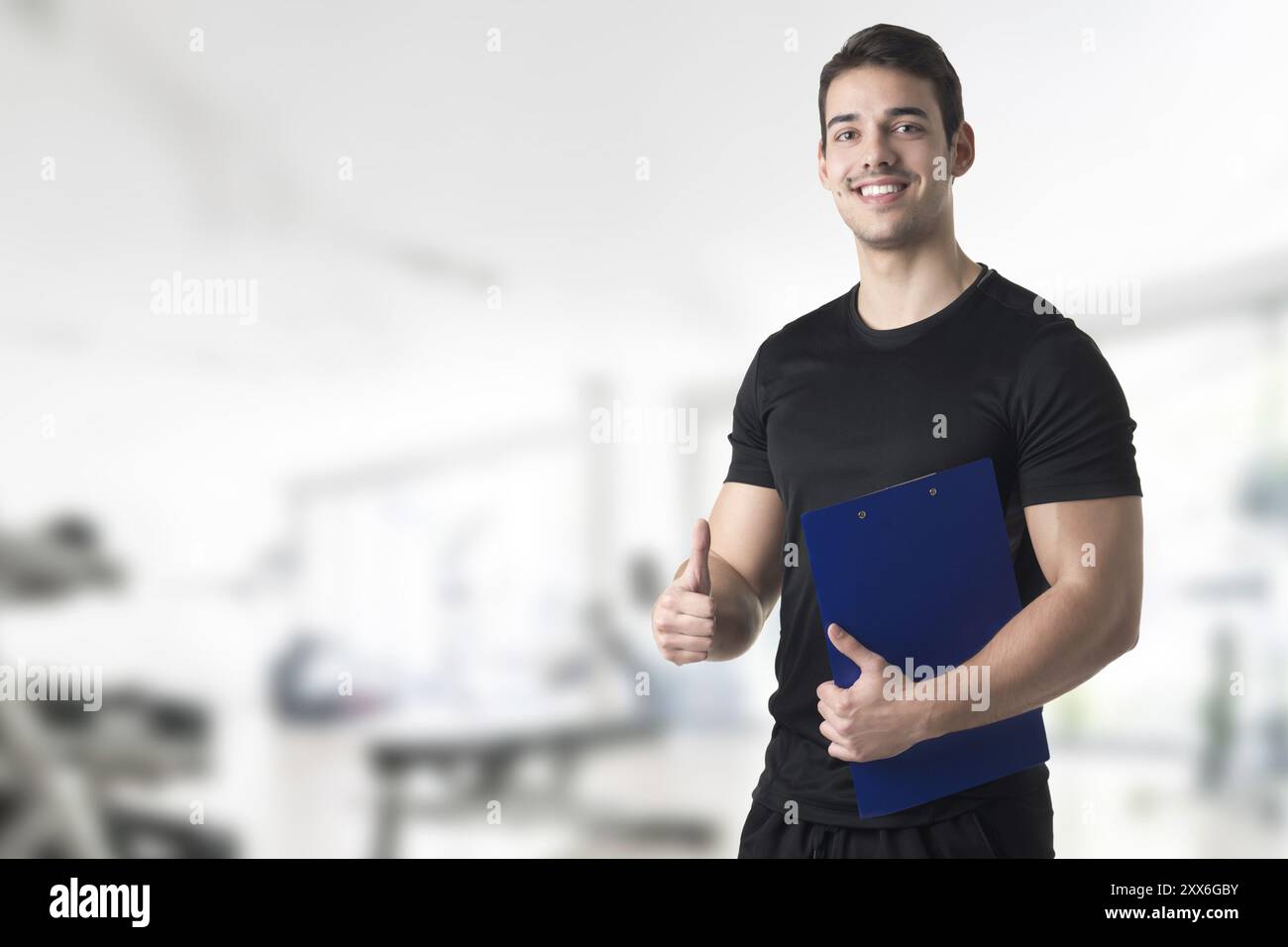 Personal Trainer in einer Turnhalle mit einem notepad Stockfoto