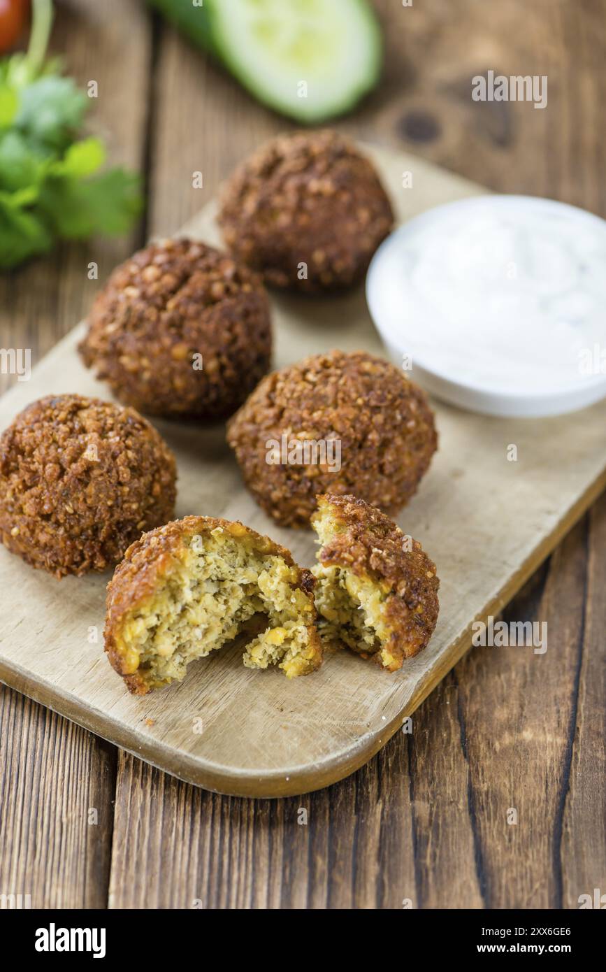 Holztisch mit Falafeln (Nahaufnahme, selektiver Fokus) Stockfoto