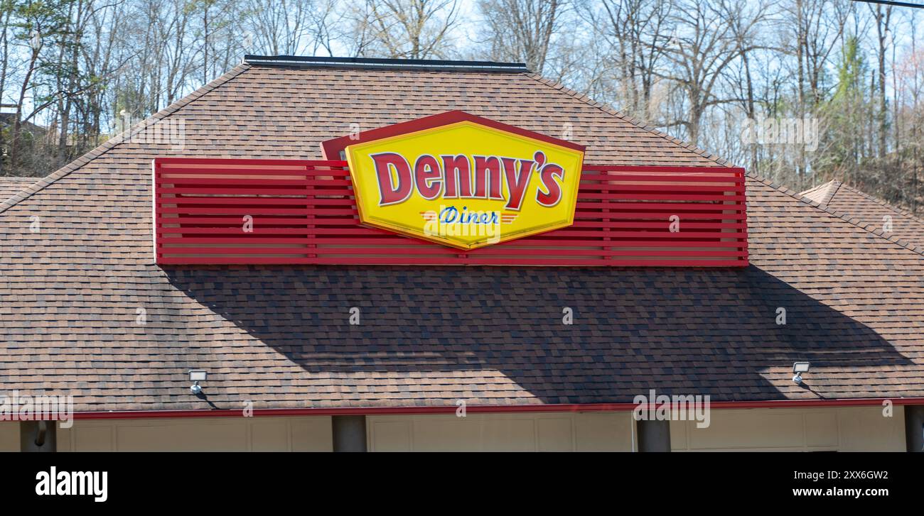 PIGEON FORGE, TN - 12. März 2024: Denny’s Diner überträgt das Dach des Restaurants an einem sonnigen Tag in Tennessee. Stockfoto
