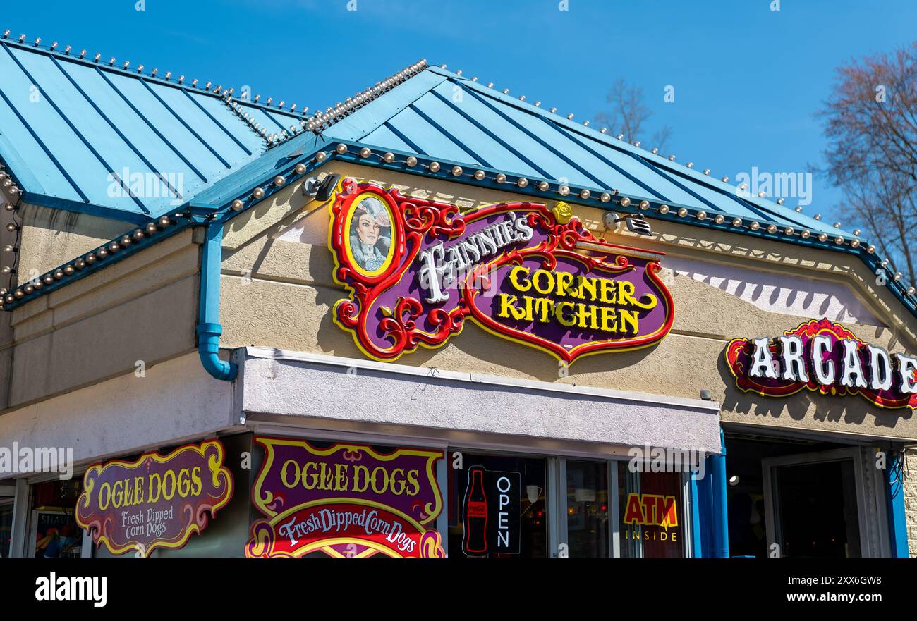 GATLINBURG, TN - 12. März 2024: Schilder an den Wänden und über der Eingangstür im Farnnie Farckles Corner Kitchen and Family Fun Parlor in Tennessee. Stockfoto