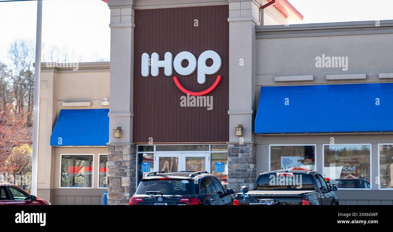 PIGEON FORGE, TN - 12. März 2024: IHOP Pancake Restaurant Gebäude und Schild und Fahrzeuge auf dem Parkplatz. Stockfoto