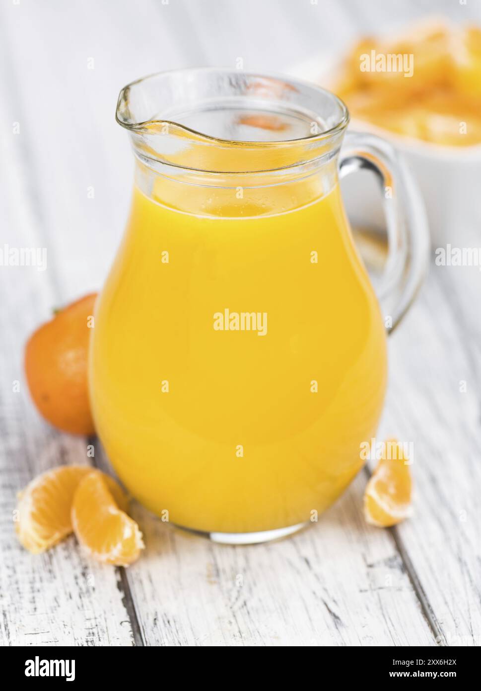 Hausgemachter Mandarinensaft auf einem alten und rustikalen Holztisch (selektiver Fokus, Nahaufnahme) Stockfoto